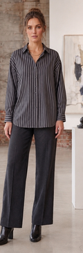 Camisa Fluida de Rayas Verticales Negra y Gris | Estilo Moderno