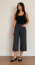 Pantalón Sastrero Cropped en Raya Diplomática Color Gris
