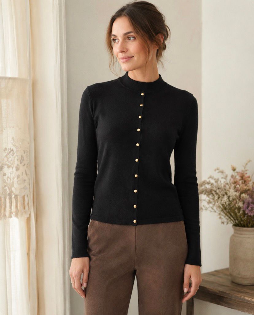 Sweater de Punto Fino con Botones Dorados